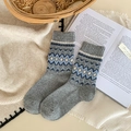 Γκρίζες μάλλινες κάλτσες Fair Isle με μπλε γεωμετρικά σχέδια και πλεκτή υφή - 1 ζευγάρι / Ανοιχτό γκρι
