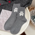 Graue Wollsocken mit süßer weißer Bären-Applikation und weicher Strickstruktur für Damen - Einheitsgröße / Dunkelgrau