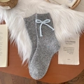 Calze in maglia di lana grigia con pois colorati e decorazione a fiocco azzurro - Grigio