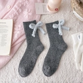 Dunkelgraue Wollsocken mit hellblauer Strickschleife und Rippenstruktur für den Winter - Einheitsgröße / Grau 1 Paar