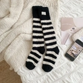 Calze a righe in pile corallo con toppa a forma di orso per il calore invernale - Righe Nere