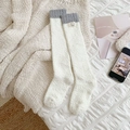 Calze calde al ginocchio in pile corallo crema con bordo grigio e patch orsetto - Bianco