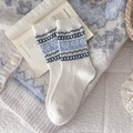 Weiße Wollsocken mit blauem Schleifen-Jacquard im Vintage Fair Isle Strickstil - Einheitsgröße / Weiß