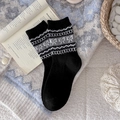Schwarze Wollsocken im Vintage-Stil mit Fair-Isle-Schleifenmuster und geometrischen Strickdetails - Einheitsgröße / Schwarz