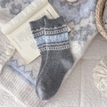 Dunkelgraue Fair Isle Wollsocken mit blauen Schleifenmustern auf Vintage-Hintergrund - Einheitsgröße / Grau