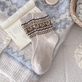 Beige Wollsocken im Fair-Isle-Stil mit braunem Schleifenmuster im Vintage-Look - Einheitsgröße / Khaki