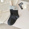 Calze grigie in cotone con toppa di cuccioli e risvolto a quadretti blu in stile casual - Taglia unica / Grigio scuro a quadri