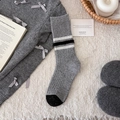 Calze di lana grigie a righe con punta nera a contrasto e trama a coste in flat lay - Taglia unica / Grigio Patchwork