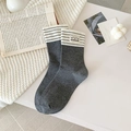 Calze grigie in cotone con strisce bianche e nere e toppa con cane fatta a mano - Taglia unica / Righe Grigio Scuro