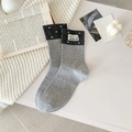 Calze lavorate a maglia grigio chiaro a pois bianchi con etichetta cartoon fatta a mano - Taglia unica / Grigio chiaro a pois