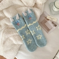 Chaussettes pelucheuses monstre bleu clair avec étoiles jaunes et cornes violettes - Taille unique / Rose bonbon
