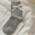 Chaussettes grises en coton avec nœud en dentelle blanche et pendentif métal argenté - Taille unique / Gris clair