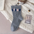 Calze di lana grigio scuro con motivo argyle vintage e dettagli in maglia rosa e blu - Taglia unica / Grigio chiaro