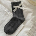 Chaussettes côtelées gris foncé en coton avec nœud en dentelle blanche et pendentif argent - Taille unique / gris foncé