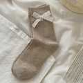 Chaussettes mi-mollet kaki en coton avec nœud en dentelle blanche et pendentif - Taille unique / Marron