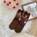 Calze in pile corallo marrone con orsetto ricamato e sciarpa a righe festiva - Taglia unica / Marrone