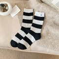 Damen Wollsocken mit schwarz-weißen Streifen, Knopfverzierung und weichem Strickmuster - Weiß