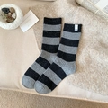 Wollsocken für Damen mit schwarz-grauen Streifen, Knopf-Detail und Rippenstrick-Struktur - Dunkelgrau (1 Paar)