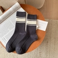 Dunkelgraue Socken mit weißen Streifen aus gerippter Baumwolle im klassischen Sportstil - Dicke Horizontale Streifen