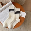 Beigefarbene gestreifte Crew-Socken aus Baumwolle mit dunkelblauen Bändern im Rippstrick - Drei Streifen