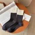 Minimalistische zweifarbige Rippstricksocken in Cremeweiß und Dunkelgrau für Damen - Color Block