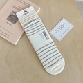 Calcetines de lana crema con rayas azul claro y embalaje de papel de alta calidad - crema