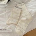 Dicke Wollsocken in Cremeweiß mit grauen Blumenmustern und Rüschen am Bündchen - Cremeweiß