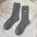 Calcetines de lana gris medio con bordado de perro blanco y textura de punto suave - Gris claro
