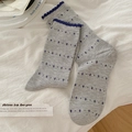 Dicke Wollsocken für Damen in Hellgrau mit dunkelblauen Blumenmustern und Rüschenrand - Hellgrau