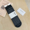 Calcetines de lana a rayas grises y negras para mujer con puños acanalados y estilo casual - gris oscuro