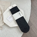 Chaussettes en laine côtelée gris foncé pour femmes en décor intérieur épuré - Taille unique / gris foncé
