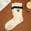 Calze in maglia crema con ricamo a gatto, bordo nero a volant e piccoli pois colorati - Bianco sporco con bordo nero