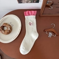 Cremeweiße Crew-Socken mit besticktem Welpen und rot kariertem Rüschenrand - Weiß