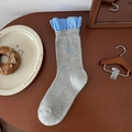 Süße graue Strickstrümpfe mit blau karierten Rüschenbündchen und Hundestickerei - Grau