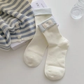 Calze color crema con polsini a righe blu e toppa con fiocco in un set di lifestyle - Stile Etichetta Bordo Ripiegato / Etichetta Bordo Ripiegato - Bianco Crema