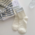 Calze beige con polsini a righe azzurre e dettaglio bottone in stile minimalista - Stile Bottone Bordo Ripiegato / Bottone Bordo Ripiegato - Bianco Crema
