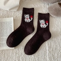 Dicke Wollsocken in Dunkelbraun mit süßem weißem Katzenmotiv und rotem Pompon-Detail - Einheitsgröße / Braun