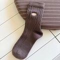 Calcetines de punto marrón oscuro con patrón de trenzas y logotipo bordado retro - Marrón Oscuro de Punto de Ocho Bordado egg