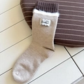 Calcetines térmicos beige con puños marrones, borde de pelo sintético y parche Goodluck - Color Avena Bloques de Color Parche Goodluck