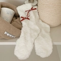 Calze morbide in pile corallo bianco con doppi fiocchi rossi in stile invernale - Taglia unica / Bianco