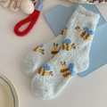 Dicke hellblaue Korallenvlies-Socken mit süßer Bienen-Stickerei für den Winter - Einheitsgröße / Biene