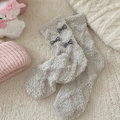 Dicke cremeweiße Korallenfleece-Socken mit drei karierten Schleifen für den Winter - Einheitsgröße / Hellgrau