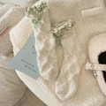 Calze in pile di corallo crema con volant a quadretti verdi e graziosi fiocchi decorativi - Bordo Verde
