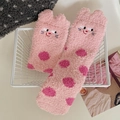 Rosa Korallenvlies-Socken mit Cartoon-Katzenstickerei und Punkten für zu Hause - Einheitsgröße / Rosa