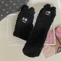 Dicke schwarze Korallenvlies-Socken mit Cartoon-Katzenstickerei und 3D-Ohren-Detail - Einheitsgröße / Schwarz
