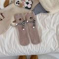 Calcetines de lana coral de oso pardo con orejas 3D y diseño de bufanda a rayas - Talla única / Rosa empolvado