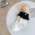 Calcetines de mujer crema con puños negros de volantes y detalle de botón - Talla única / Blanco