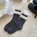 Calze grigie stile balletto a metà polpaccio con polsini crema e fiocco decorativo - Ornamento Fiocco a Croce Grigio