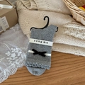 Graue Rippstrick-Socken mit schwarzer Samtschleife und feiner Wellenkante am Bündchen - Einheitsgröße / Grau Samtschleife (SMU5919)