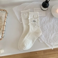 Calze Lolita bianche con fiocchi di raso, iniziali ricamate e bordo in pizzo delicato - Stile Multi-Fiocchi / Bianco con Fiocco